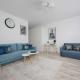 Blue Apartment in Warsaw with Desk for Remote Work and Parking by Noclegi Renters, Warszawa - Zdjęcie 1