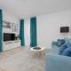 Blue Apartment in Warsaw with Desk for Remote Work and Parking by Noclegi Renters, Warszawa - Zdjęcie 9