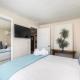 Oceanside Bungalow, Walk to Beach & Pier, Private Hot Tub, Beach Gear, Оушенсайд (фото 7)