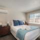 Oceanside Bungalow, Walk to Beach & Pier, Private Hot Tub, Beach Gear, Оушенсайд (фото 2)