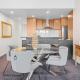 2-Bed, 500m From The Beach with Pool, Gym & Sauna, Melbourne (photo 3)