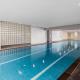 2-Bed, 500m From The Beach with Pool, Gym & Sauna, Melbourne (photo 4)