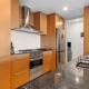 2-Bed, 500m From The Beach with Pool, Gym & Sauna, Melbourne (photo 6)