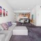 2-Bed, 500m From The Beach with Pool, Gym & Sauna, Melbourne (photo 7)
