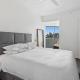 2-Bed, 500m From The Beach with Pool, Gym & Sauna, Melbourne (photo 8)
