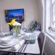 Luxury 2 Bed Apartment in the Heart of Mayfair Your Stylish London Retreat 4th floor no lift, Londyn (zdjęcie 9)