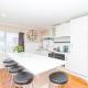Comfy Raglan Base - Walk to Beach and Village - Roberts St - Family Home Upstairs, Raglan (fotografie 2)