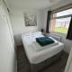 319, Two bed newly refurbished chalet on Sund0wner Holiday Park - Sleeps 5, pet friendly - Includes electricity, bed linen and towels - Entertainment options close by, Hemsby (fotografie 7)