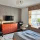 Large double room with a private bathroom in a quiet neighbourhood, Дублин (фото 5)