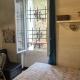 Studio Maryline de 18 m2 - Calme - Rez de chaussée sur patio Privé - Grand Canapé-Lit Clic Clac pour 2 personnes - Kitchenette - Salle de bain - 5 minutes du Métro Brochant de la ligne 13,Bus 54,74 et 31 vers sites touristiques, Paryż (zdjęcie 2)