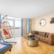 Stunning Thames View 2-Bedroom Apartment 2 Baths & 2 Balconies Sleeps 6, Londýn