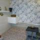 Studio Maryline de 18 m2 - Calme - Rez de chaussée sur patio Privé - Grand Canapé-Lit Clic Clac pour 2 personnes - Kitchenette - Salle de bain - 5 minutes du Métro Brochant de la ligne 13,Bus 54,74 et 31 vers sites touristiques, Paryż