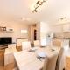 Prime Stay - Deluxe 2 Bedroom Family Apartment with Balcony & Parking Included
