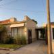 CASA MENDIOLA, encantadora casa con patio privado, y pileta en jardín cerca de la Laguna