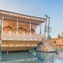 Botely - Šrínagar, 2 BHK Houseboat in Dallake, Srinagar(8FE7), by GuestHouser