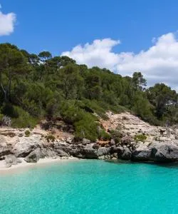 Uno de los lugares de interés más visitados de Cala Galdana.