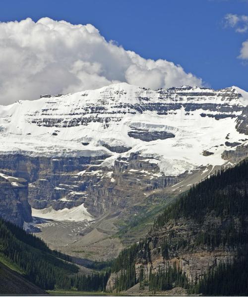 Una dintre cele mai vizitate atracții din Lake Louise.