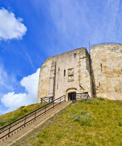 York'taki en çok ziyaret edilen simge yapılardan biri. 