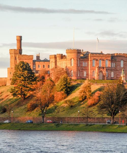 Inverness'teki en çok ziyaret edilen simge yapılardan biri. 