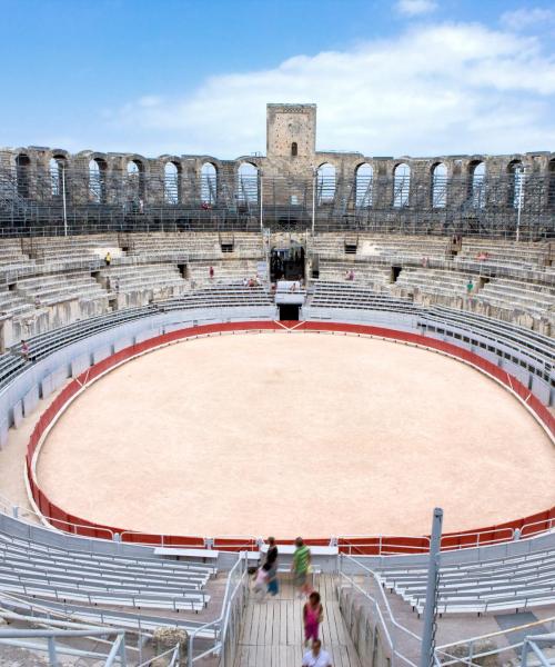 Arles şehrindeki en çok ziyaret edilen simge yapılardan biri. 