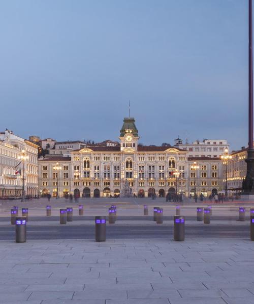 Trieste şehrindeki en çok ziyaret edilen simge yapılardan biri. 