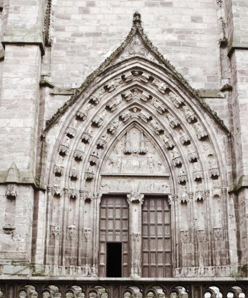 Rodez şehrindeki en çok ziyaret edilen simge yapılardan biri. 