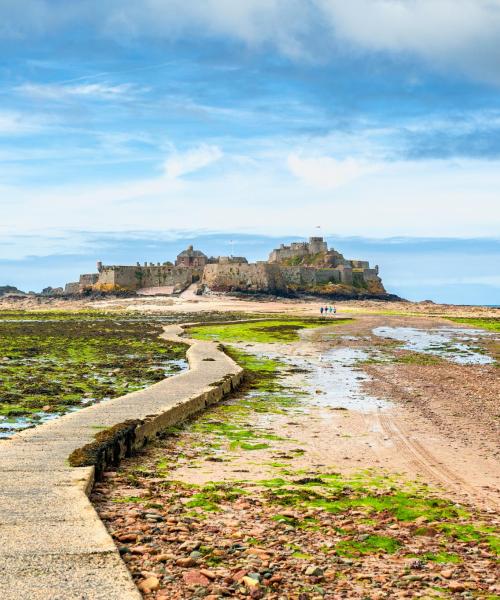 Saint Helier Jersey şehrindeki en çok ziyaret edilen simge yapılardan biri. 