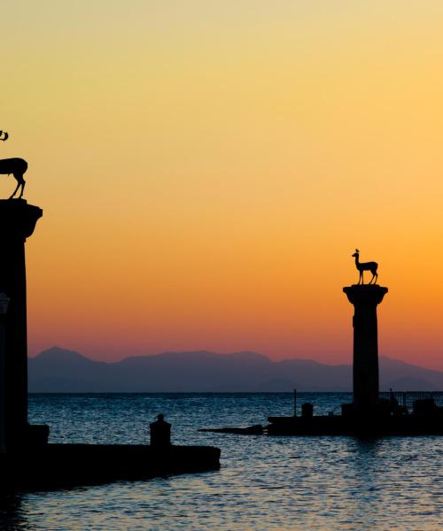 Rodos Şehri şehrindeki en çok ziyaret edilen simge yapılardan biri. 