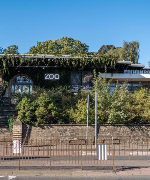 Edinburgh şehrindeki en çok ziyaret edilen simge yapılardan biri. 