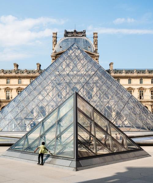 Paris'teki en çok ziyaret edilen simge yapılardan biri. 