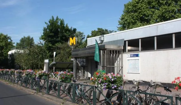 マラコフ・プラトー・ドゥ・ヴァンヴ駅（フランス、パリ）近くの人気