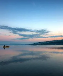 Una bonita panorámica de Lake Sempach