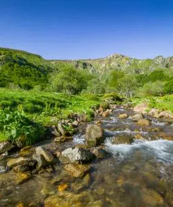 Una bonita panorámica de Monts d'Or