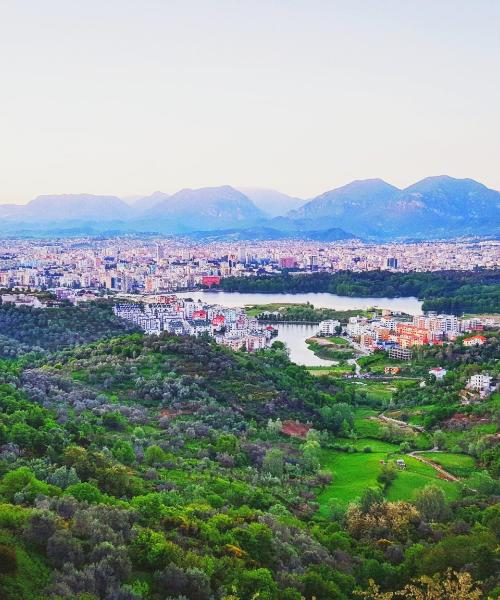 Pemandangan indah bagi Tirana Region