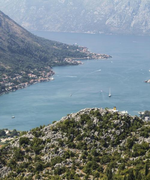 Una panoràmica bonica de Kotor Bay