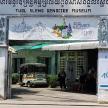 一辆停在建筑物外面的公共汽车，上面有标志