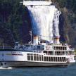 瀑布前的游轮