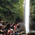 一群人在瀑布前摆姿势