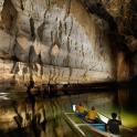 一群人在山洞里的船上