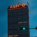 一座高楼，楼顶上挂着 alico 的标志