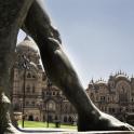 una estatua frente a un gran edificio