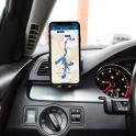 放在汽车仪表盘上的手机