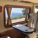 从带桌子的房车后座看到的景色