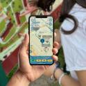 一个人举着带有地图的手机