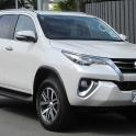一辆白色丰田 Fortuner 停在停车场