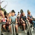 一群孩子在坐过山车