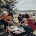 一群人围坐在野餐桌旁