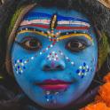 一名脸上涂满蓝漆的妇女