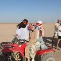 一群人坐在沙漠中的摩托车上