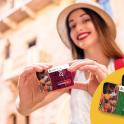 une femme prenant une photo avec son téléphone portable